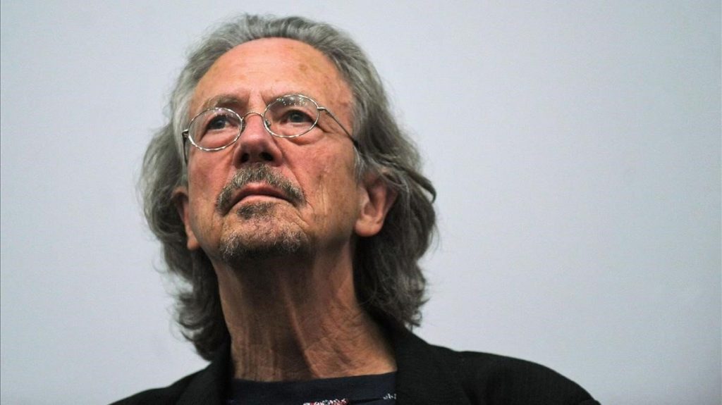 dimision en el comite del nobel por el premio a handke