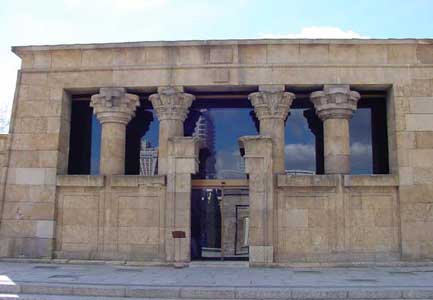 las estatuas vivientes llenan de magia el templo de debod