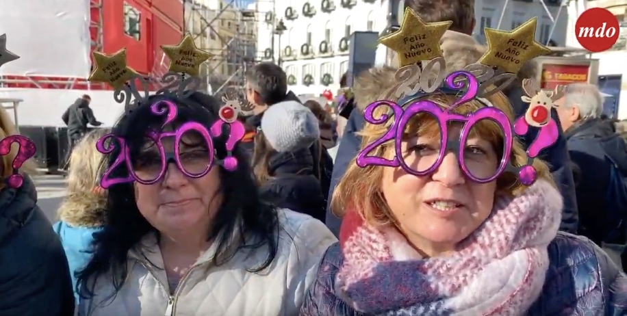 los madrilenos llenan la puerta del sol para ensayar las campanadas