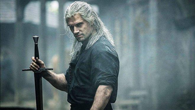 the witcher netflix juega con espadas y brujeria