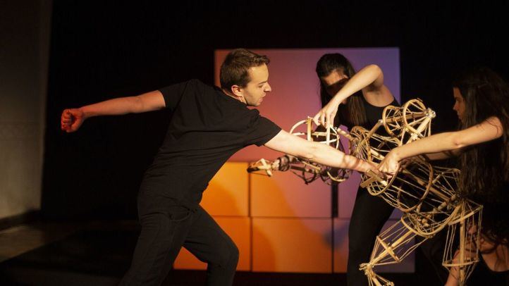 un grupo de teatro rompe moldes en el escenario para difundir la cultura clasica