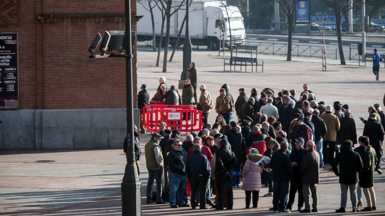 los nuevos aficionados taurinos se agolpan en las ventas para hacerse con un abono de temporada