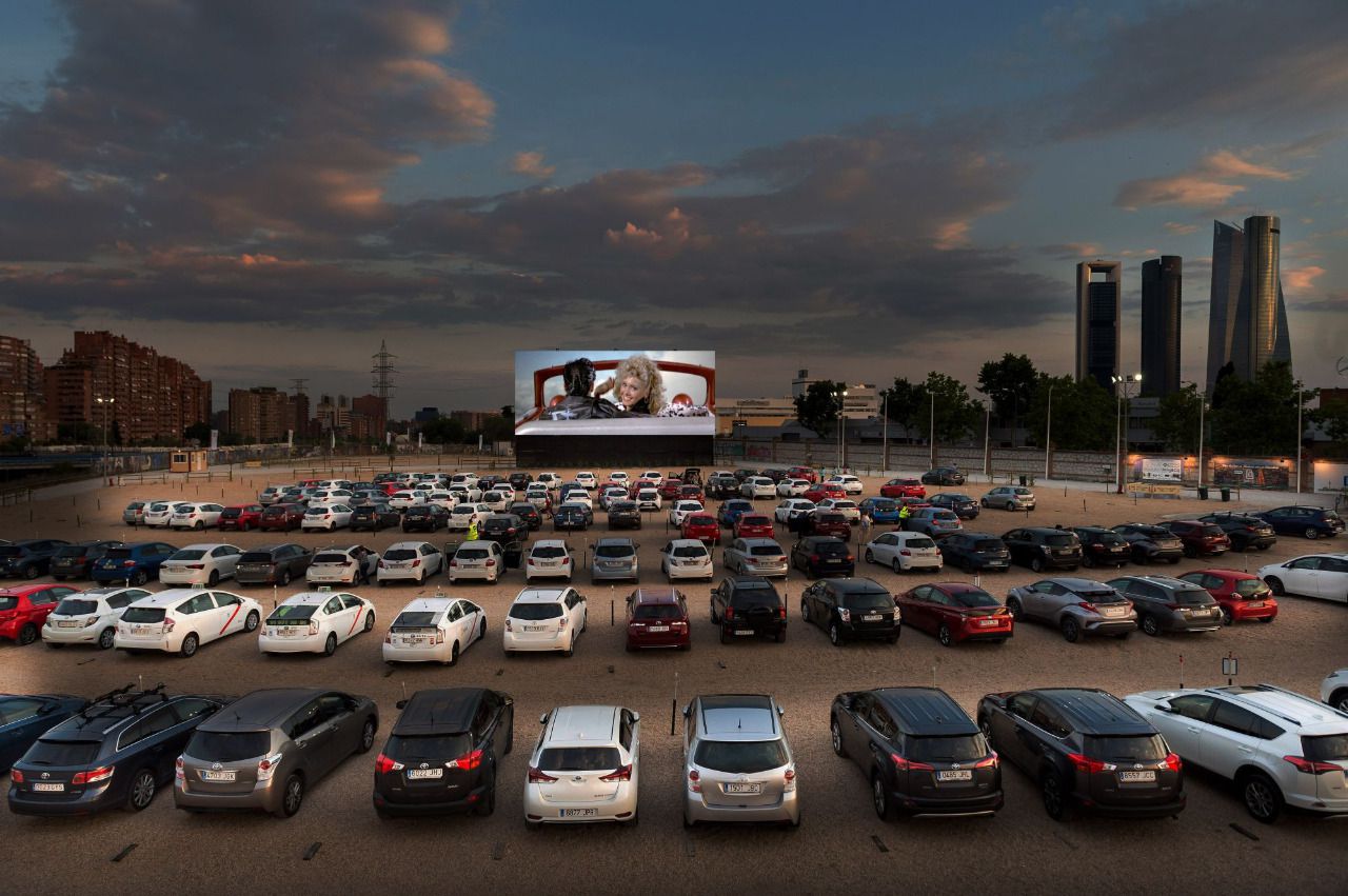 abre el autocine de madrid con la proyeccion de grease