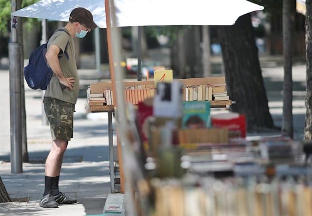 la cuesta de moyano recupera su actividad entre libros plastificados y con una timida afluencia de lectores