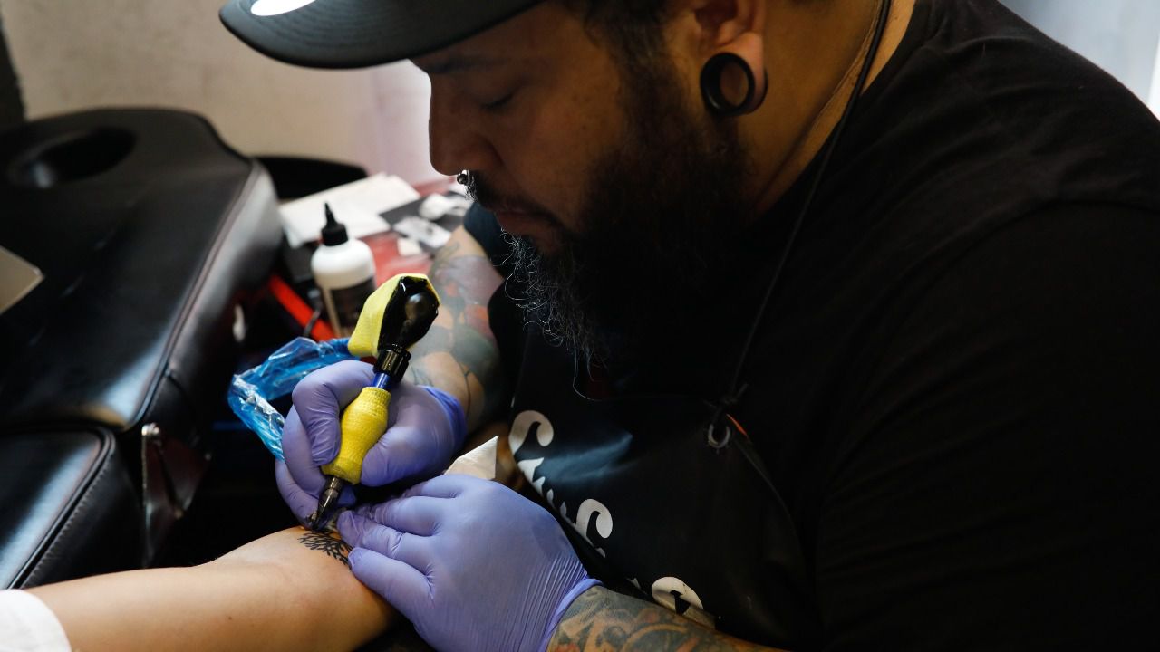 los estudios de tatuaje abren sus puertas con nuevas medidas sanitarias y una gran demanda