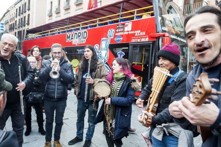 los musicos de la calle siguen tocando desde sus casas