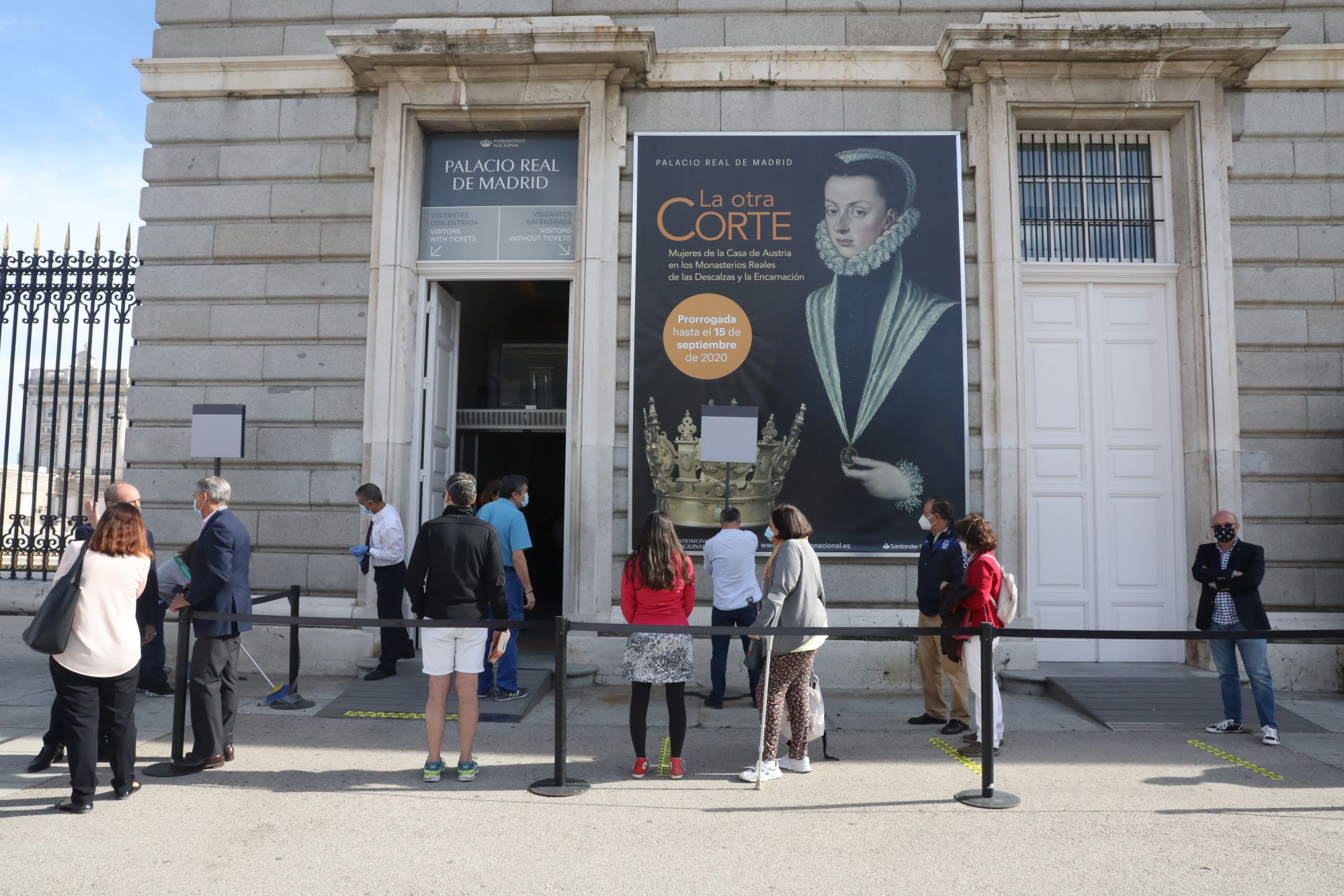 el palacio real de madrid ofrece visitas gratuitas durante cinco dias por su reapertura