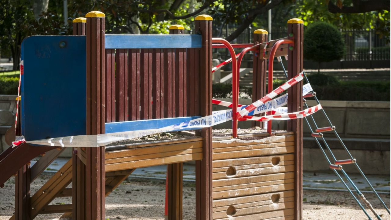 el psoe pide volver a precintar los parques infantiles por insalubres