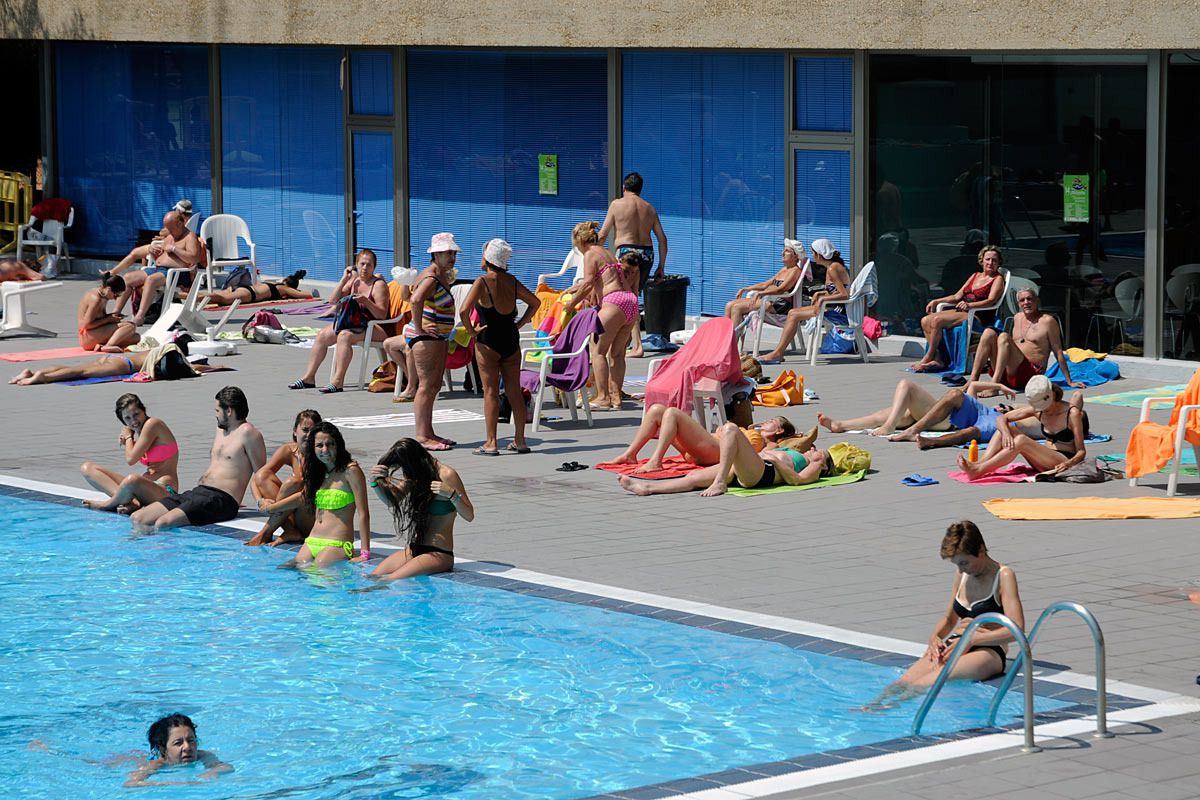 las piscinas municipales abriran el de julio con un del aforo y turnos