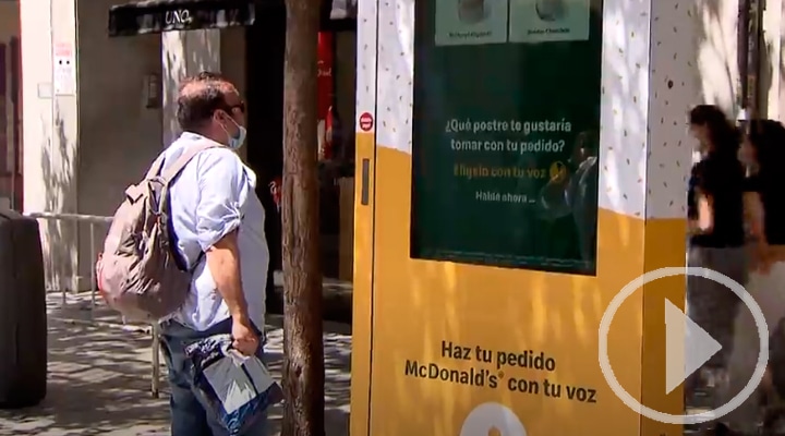 madrid estrena mupis para pedir comida con la voz