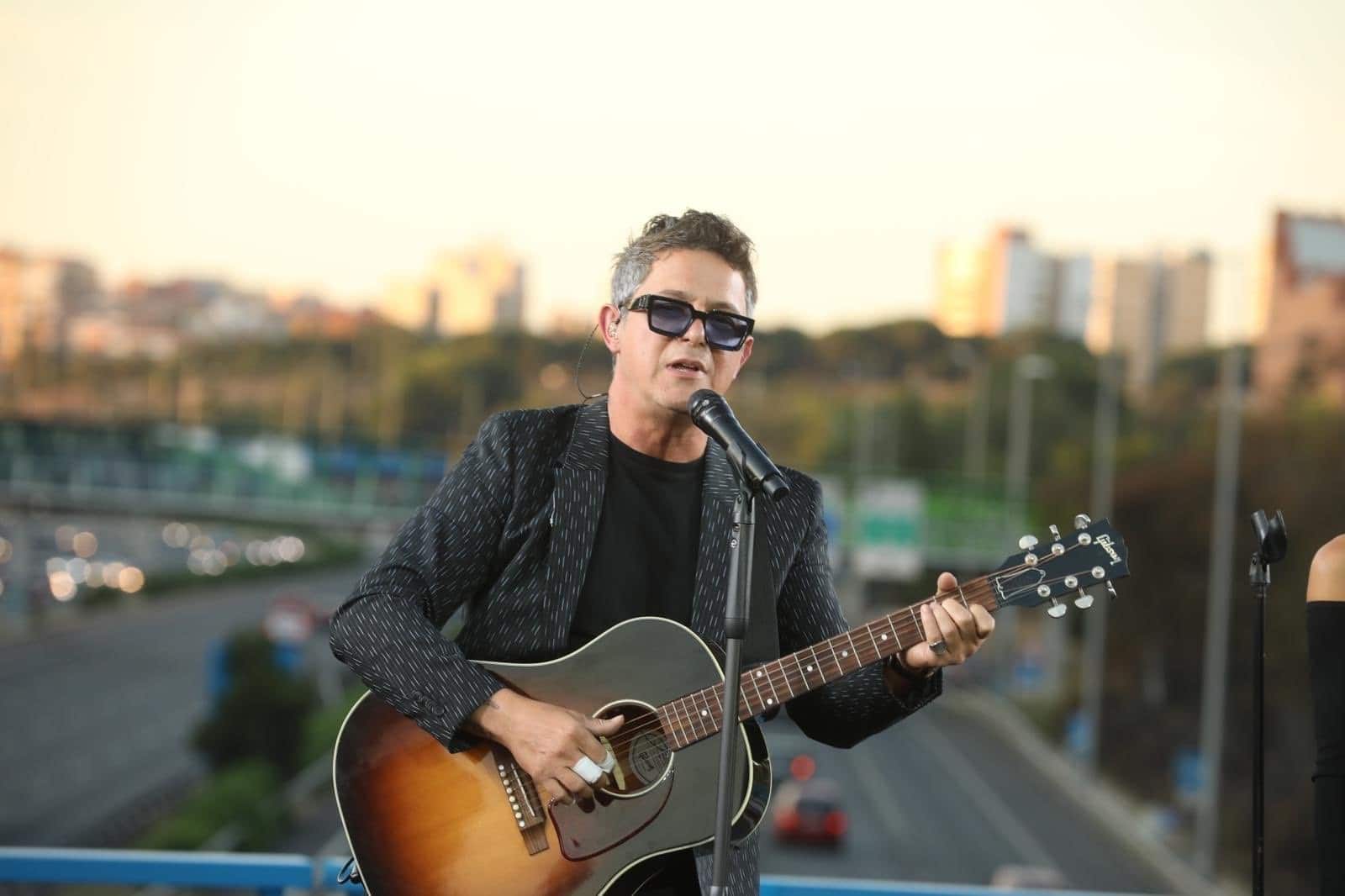 alejandro sanz improvisa un concierto en el puente del corazon partio