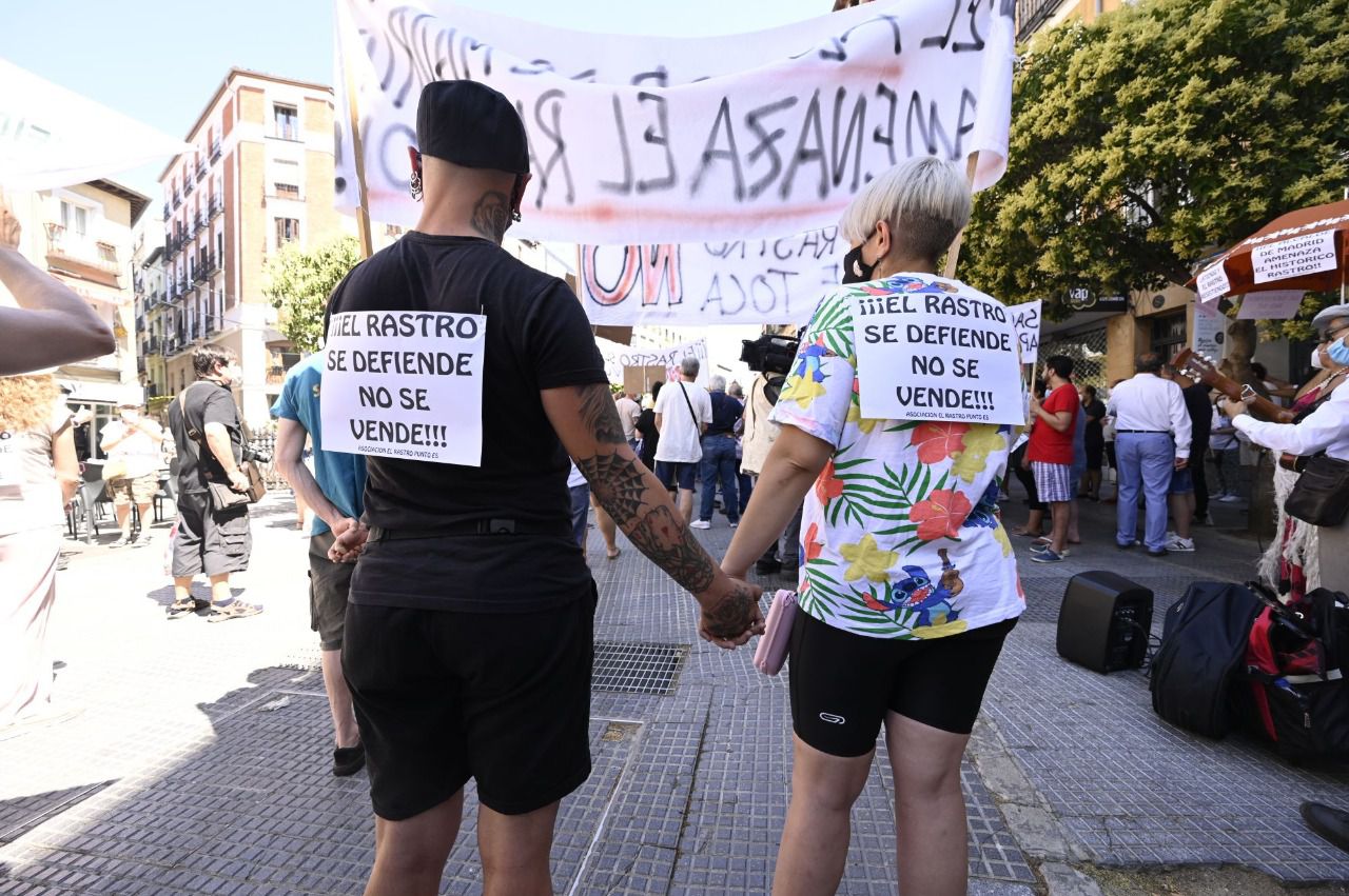 comerciantes del rastro se concentran contra el plan de reapertura del ayuntamiento