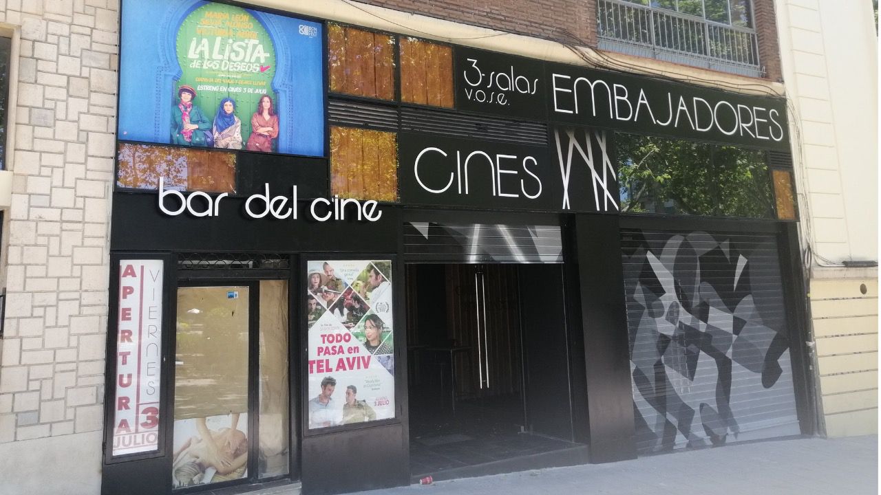 los cines embajadores aplazan su apertura tras un incendio en el bloque del local